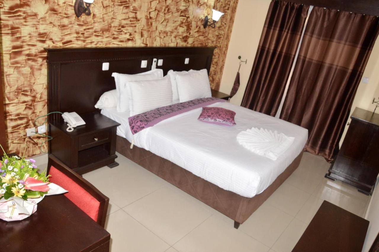 Hotel Vallee Des Princes Douala Exterior foto